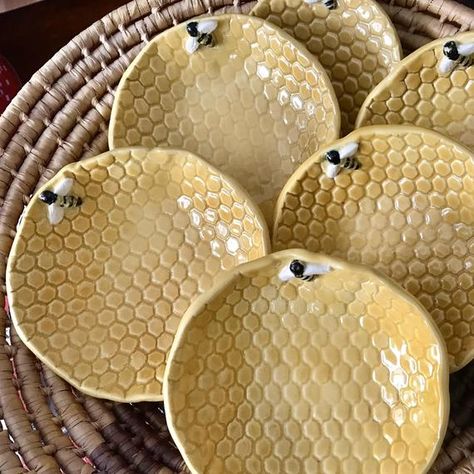 Fimo, Nature Inspired Kitchen, Bee Home Decor, Bee Plates, Bee Home, Cute Farmhouse, Bee Wall Art, Honey Bee Decor, Diy Air Dry Clay