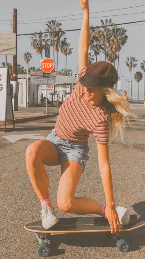 Skater Boy Style, Girls Snowboarding, Women Snowboarding, Skater Girl Aesthetic, Surfergirl Style, Skater Girl Style, Skater Vibes, Surfing Aesthetic, Skateboarding Tricks