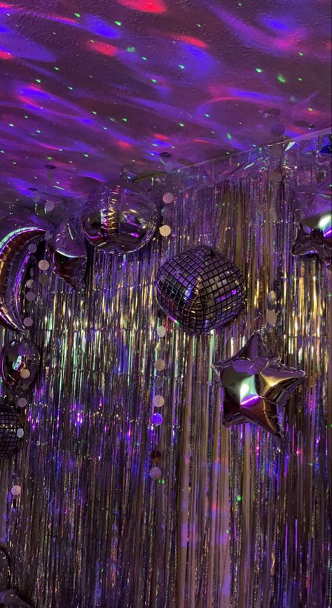 Euphoria Dance Theme, Beach Disco Party, Disco 17th Birthday Party, Disco Sweet 16 Party, Y2k Party Ideas Decoration, Food Set Up For Party, Dark Party Decor, Early 2000s Birthday Party Theme, Euphoria Disco
