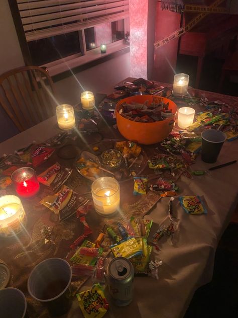 halloween party aesthetic Slasher Film Party, Funny Horror Aesthetic, Halloween Slasher Aesthetic, Friend Halloween Party, Halloween Aesthetic Party Friends, 2000s Halloween Party, Outdoor Halloween Party Decor, Halloween High School Party, Slasher Movie Party