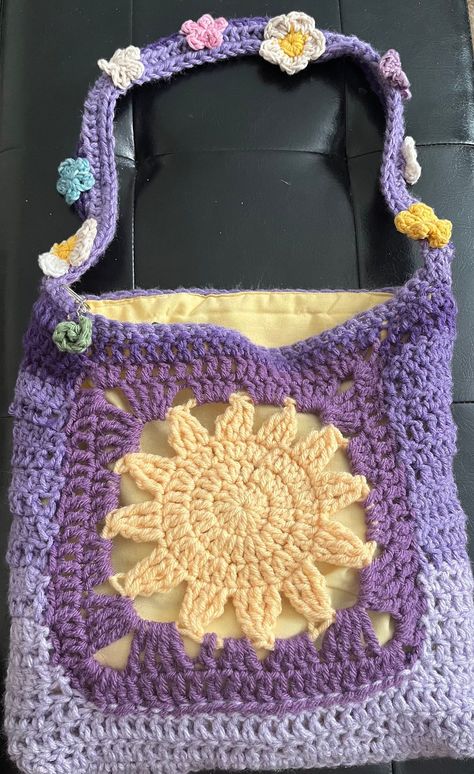 Crochet Inspo Pattern, Crochet Granny Patterns Square, Crochet Supply Bag, Free Crochet Pattern Scrunchie, Cute Crochet Bag Pattern Free, Crochet Mother's Day Idea, Random Sewing Projects, Flower Crochet Bags, Blueberry Bag Crochet