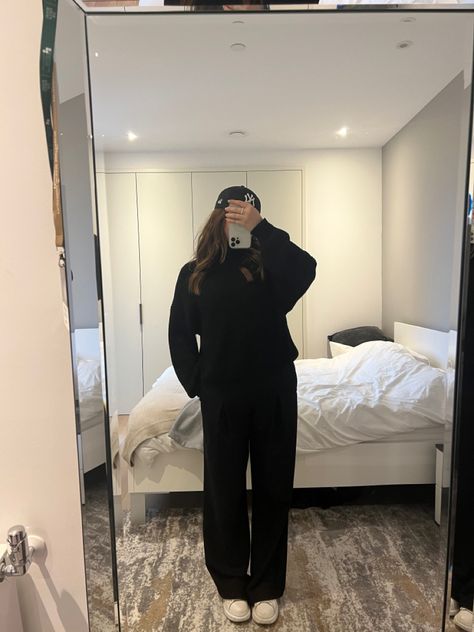 Black outfit, outfit, turtle neck, jumper, knitwear, suit trousers, trousers, autumn, autumn outfit, white trainers, cap Black Trousers Outfit Winter, Trousers Outfit Winter, Black Trouser Outfit, Black Trousers Outfit, Slacks Outfit, Work Fits, Trouser Outfit, Jumper Outfit, Black Trouser