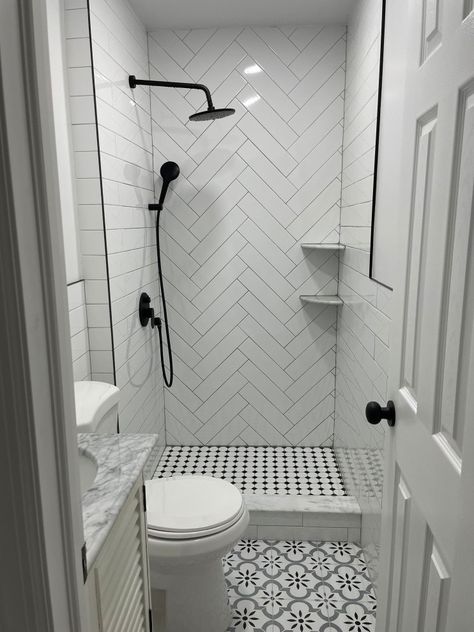 Small Guest Bathroom Ideas, Bathroom Inspo Interior Design, Fresh Home Decor, Bathroom Design Small Modern, Guest Bathroom Small, Small Bathroom Interior, Guest Bathroom Decor, Small Bathroom Renovations, Small Bathroom Ideas Modern