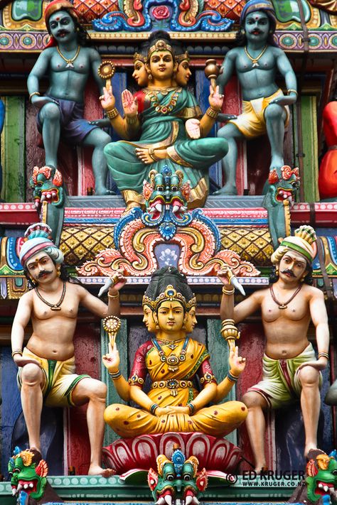 The Sri Mariamman Temple is Singapore, China's oldest Hindu temple. It is an agamic temple, built in the Dravidian style. Shiva Ganesh, Photo Zen, Meenakshi Temple, Mythological Stories, South Indian Temple, Temple India, Indian Temple Architecture, Amazing India, Temple Art