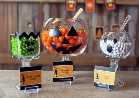 Perfect Halloween "candy bar" for the party:) Cute, cute idea. Diy Halloween Party, Dulces Halloween, Fröhliches Halloween, Diy Monsters, Halloween Memes, Adornos Halloween, Fete Halloween, Theme Halloween, Halloween Snacks