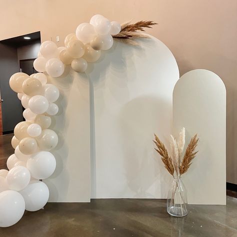 Balloons, pampas grass, backdrop, neutral, boho Arc Backdrop Wedding, Arch Photo Backdrop With Balloons, Balloon Arch With Wood Backdrop, Balloon Wood Backdrop, Arched Boho Backdrop, Arch Backdrop Balloon Garland, Birthday Arches Backdrop, Wooden Arch Backdrop Birthday, Arches For Birthday Party