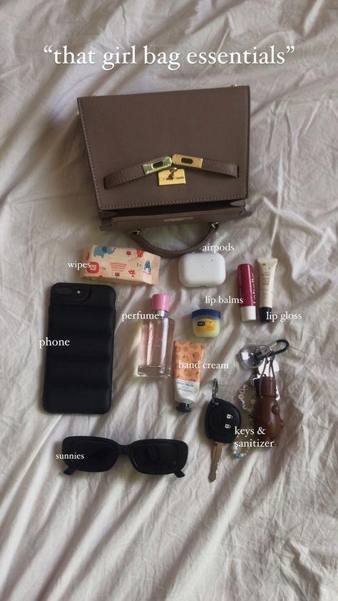 Purses And Bags Organization Ideas, What’s In My Mini Tote Bag, What Is In My Bag Aesthetic, Minimalist Bag Essentials, Girl Bag Essentials, Bag Essentials Everyday, What’s In My Bag, Things In My Bag, Puffer Phone Case