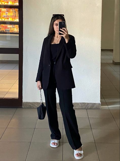 #style #fashion #instagram #warszawa Journalist Outfits Women, Journalist Clothes, Formal Vest Outfits For Women, Aesthetic Formal Outfits, Business Meeting Attire, Aesthetic Office Outfit, Casual Blazer Outfit Women, Dress Code Business, Blazer Outfits For Women Classy