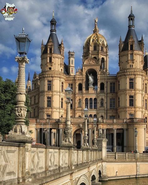 Schwerin castle |  PHOTOGRAPHER: 🏆@rickpix.dd on IG. Schwerin Castle, Castle Germany, Fotografi Kota, Castle Mansion, Castle Aesthetic, European Castles, Germany Castles, Chateau France, Castle House