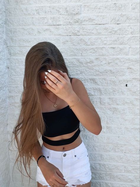 White Jean Shorts Outfit, White Denim Shorts Outfit, Black Jean Shorts Outfit, Girls Wearing Shorts, White Tops Outfit, Modeling Outfits, White Shorts Outfit, Jean Short Outfits, Look Con Short