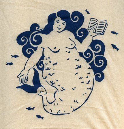 Fat curly-haired mermaid reading a book tattoo design - Tattooimages.biz Mermaid Reading, Curvy Mermaid, Fat Mermaid, Sea Maiden, Mermaid Images, Siren Mermaid, Mermaid Under The Sea, Mermaid Tattoo, Underwater Creatures