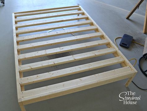 Diy Platform Bed Frame, Queen Bed Frame Diy, Diy Twin Bed, Diy Bed Frame Easy, Wood Bed Frame Diy, Easy Bed, Pallet Bed Frame, Bed Frame Plans, Simple Bed Frame