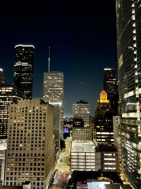 Rooftop downtown houston, big city at night Houston Downtown Apartment, Downtown Houston At Night Aesthetic, Houston Downtown Night, Downtown Houston Aesthetic, Downtown Houston At Night, Houston Texas Aesthetic, Houston At Night, Houston Aesthetic, Houston Trip