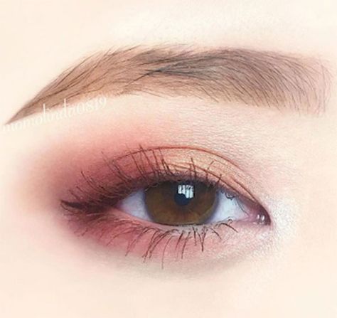 Pink Subtle Eyeshadow, Pink Eyeshadow Asian Eyes, Soft Color Eyeshadow, Simple Pretty Eyeshadow, Cute Simple Makeup Looks For Brown Eyes, Natural Makeup Looks Eye Shadow, Cool Tone Pink Eyeshadow, Pink Shade Eye Makeup, Soft Makeup Eye Shadow