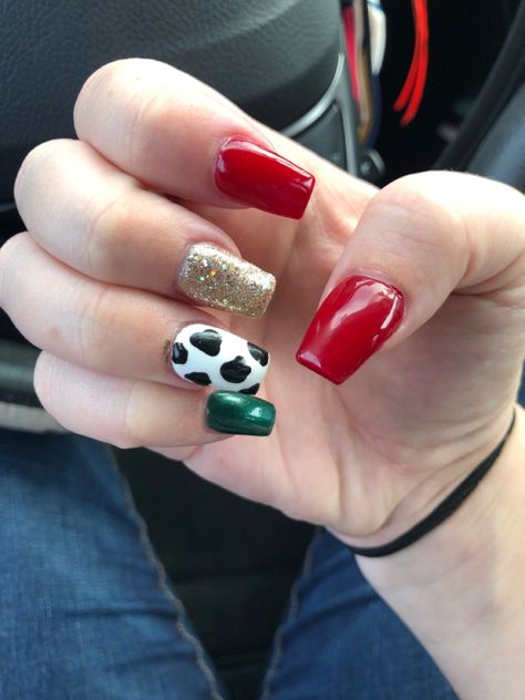 Red, green, gold, and cow! Christmas Cow Nails Acrylic, Christmas Cow Nail Designs, Punchy Christmas Nails, Cute Western Christmas Nails, Cow Print Christmas Nails, Western Christmas Nails Ideas, Christmas Cow Print Nails, Western Christmas Nails Acrylic, Cow Christmas Nails