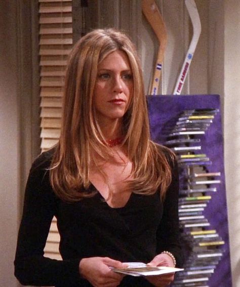 Jennifer Aniston | Rachel Green Rachel Green Hair, Rachel Hair, Jennifer Aniston Hair, Jenifer Aniston, Dark Blonde Hair, 90s Hairstyles, Rachel Green, Brown Blonde Hair, Grunge Hair