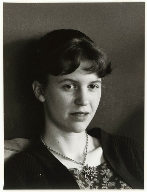 Listen to Sylvia Plath Read Her Poetry - Ariel, The Colossus, Tulips & More - Flashbak Sylvia Plath, Writers And Poets, Silvia Plath, Sylvia Plath Poems, Plath Poems, Morning Songs, American Poets, National Portrait Gallery, Portrait Gallery