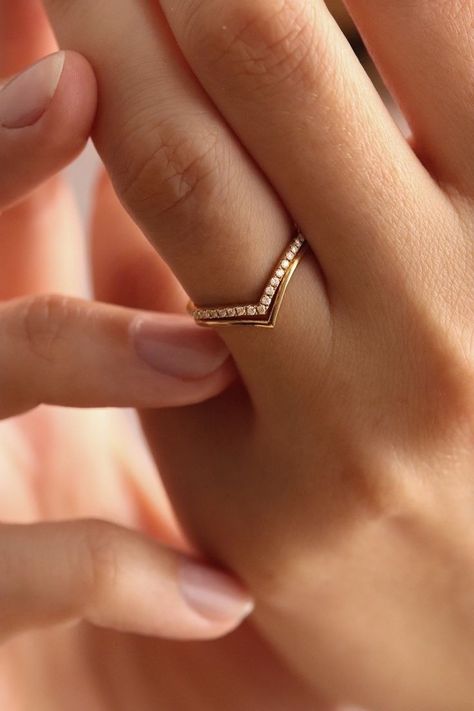 Rings Aesthetic Grunge, Vintage Rings Gold, Engagement Rings Simple, Grunge Ring, Simple Ring Design, Latest Gold Ring Designs, Gold Ring Jewelry, Ring Aesthetic, Couple Ring Design