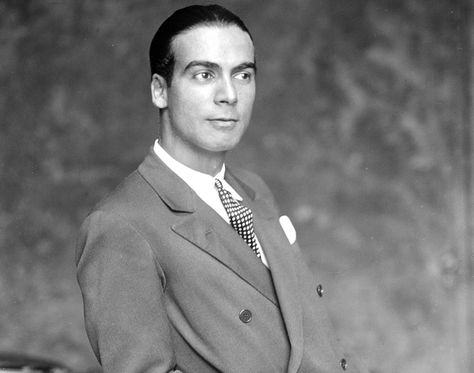 Cristóbal Balenciaga en 1927. Spanish Royalty, Haute Couture, Couture, Vintage Balenciaga, Balenciaga Vintage, Streetwear Culture, Cristobal Balenciaga, Balenciaga Fashion, Opening A Boutique