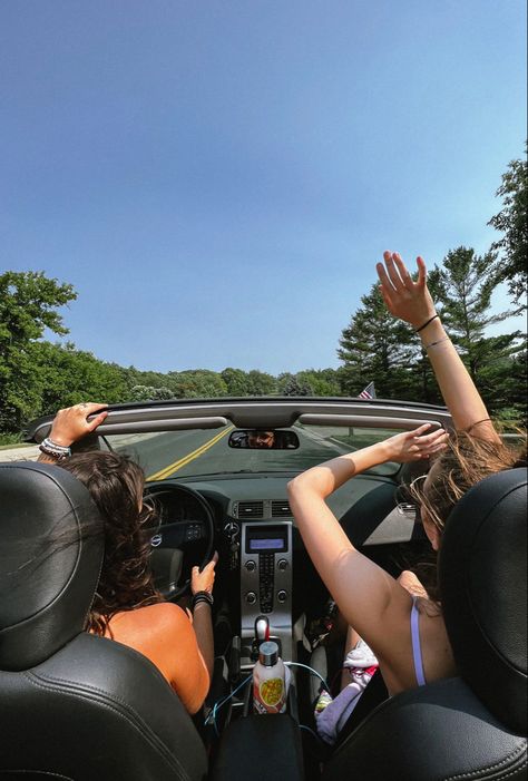 Summer, convertible, friends, pic inspo, insta story, driving Road Trip Essentials For Teens, Trip With Friends Aesthetic, Road Trip Friends, Road Trip Pictures, Road Trip Must Haves, Packing Aesthetic, Trip Checklist, Road Trip Checklist, Road Trip Kit