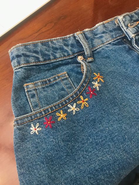 Embroidery Jeans Diy, Rose Embroidery Designs, Broderie Simple, Clothes Embroidery Diy, Haine Diy, Denim Embroidery, Pola Bordir, Textile Art Embroidery, Simple Embroidery Designs