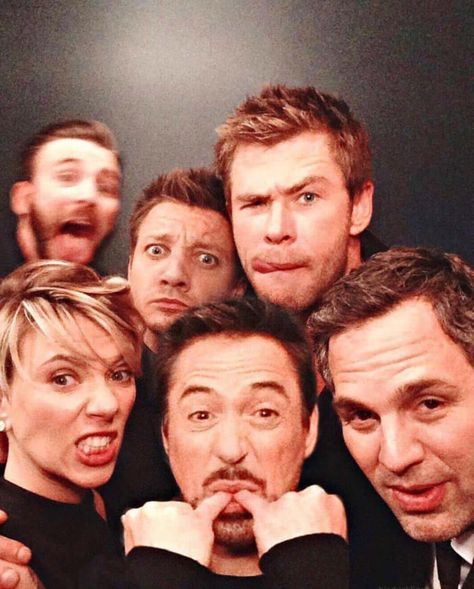 jeremys like wait what photo, RDJ and scarlett are like quick act stupid, chris is just Pose, other chris is like wait for meeeeeeeee i want to be in it and Funny Group Photos, Avengers Icon, Avengers Humor, Marvel Man, Michael Cimino, Icons Marvel, Marvel Icon, Film Marvel, Avengers Movie