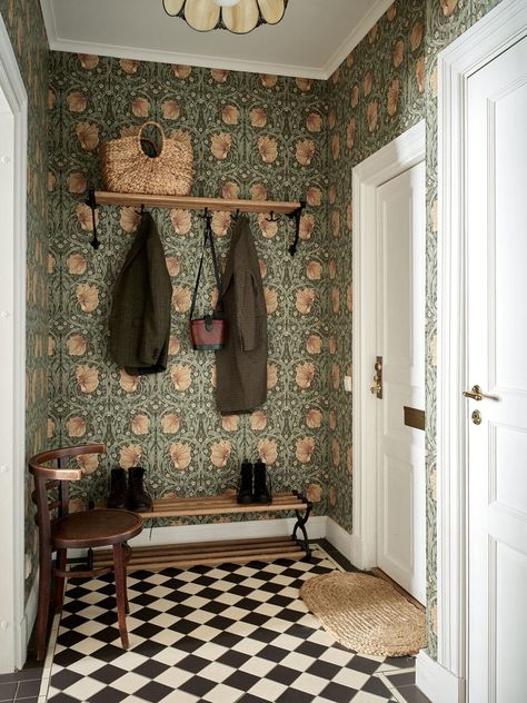 Entryway Wallpaper Ideas, Entryway Wallpaper, Wallpapered Entryway, Foyer Wallpaper, Hall Wallpaper, Small Foyer, Laundry Room Layouts, Morris Wallpapers, Interior Design Per La Casa