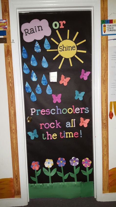 My clasroom spring door =] Door Decoration For Preschool, Preschool Door Decorations, Spring Classroom Door, Preschool Door, Birthday Board Classroom, Spring Door Decoration, School Door Decorations, Spring Bulletin Boards, Diy Preschool