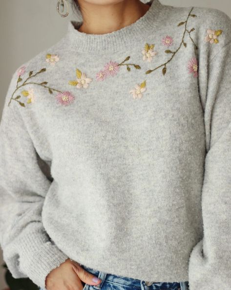 DIY Flower Embroidery on Knit Sweater - fiorelila Embroidery On Knit, T-shirt Broderie, Clothes Embroidery Diy, Embroidery Tshirt, Embroidery Sweater, Diy Vetement, Diy Sweatshirt, Kleidung Diy, Pola Sulam