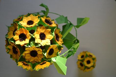 Sunflower by cridiana Origami Sunflower, Origami Inspiration, Origami Wedding Invitations, Origami Lotus Flower, Origami Flowers Tutorial, Origami Cat, Origami Wedding, Origami Ball, Origami Envelope
