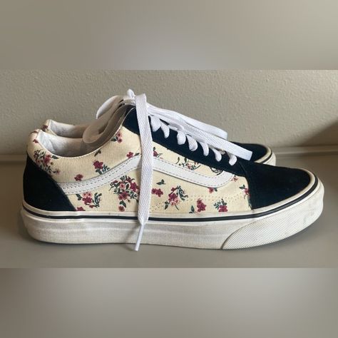 Vans Women’s Size 8.5 Black And White Cream Floral Print Low Tops Old Skool Brand New Laces Vans Women, Vans Floral Shoes, Peach Shoes, Mickey Mouse Shoes, Black Shoes Sneakers, Rainbow Sneakers, Blue Vans, Floral Sneakers, Vans Black And White