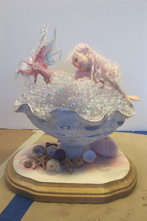 Mermaid bathing in a bubble bath made from 1/2 ostrich egg shell with furled edges and shell-like course outside added to it. Fimo, Figurine, Mermaid In Bathtub, Clay Mermaid, Polymer Clay Mermaid, Doll Sitting, Mermaid Bath, Mermaid Figures, Underwater Sculpture