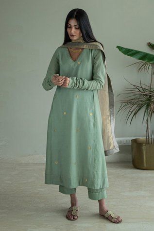 Shop for Shorshe Clothing Green Anu Placement Woven Kurta And Pant Set for Women Online at Aza Fashions Cotton Kurta Sets For Women With Dupatta, Suits For Women Cotton, V Neck Kurta Set, Aza Fashion Kurta Set, V Neck Pakistani Suit, Pant Kurta For Women, Types Of Kurtas For Women, Bandhani Cotton Dress Design Patterns, Cotton Kurta Set Designs Women