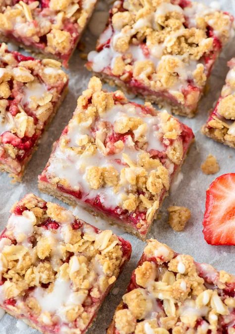 Easy-Strawberry-Oatmeal-Bars Breakfast For One Person, Healthy Breakfast Strawberry, Overnight Oats Breakfast, Breakfast For One, Breakfast Strawberry, Oatmeal Bars Healthy, Oatmeal Bars Recipes, Chia Puding, Strawberry Oatmeal Bars