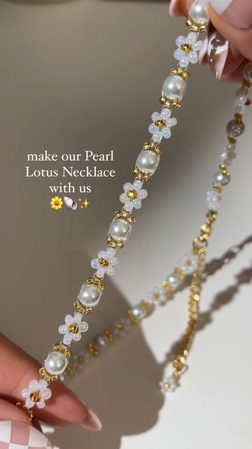 Pearl And Gold Beads Necklace, Beads Jwellery Idea, Aesthetic Necklace Diy Beads, Necklaces Ideas Beads, White Necklace Beads, Diy Daisy Necklace, Pearl And Seed Bead Necklace, Glass Pearl Necklace, Glass Beaded Necklace