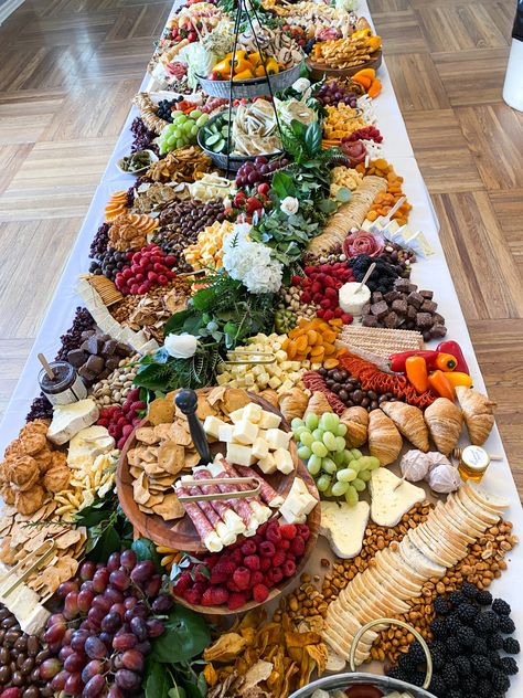 A Charcuterie Artist Shares Tips on What Makes a Good Spread Churcutory Board Ideas, Large Grazing Table Wedding, Large Grazing Table, Fancy Charcuterie Board, Wedding Charcuterie Table, Charcuterie Board Wedding, Charcuterie Board Meats, Charcuterie Spread, Wedding Appetizers