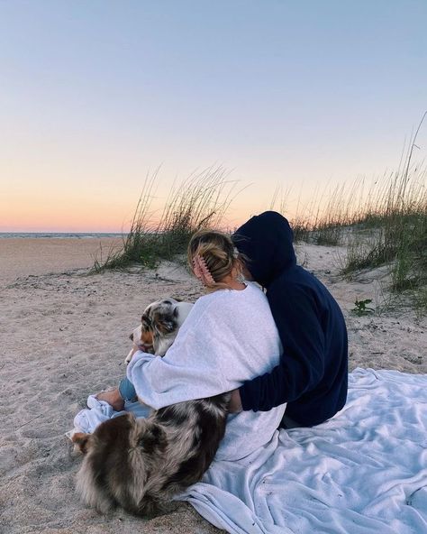 heart bones // summer // beach // Colleen hoover// beyah // samson // love // book Strand Foto's, Shotting Photo, The Love Club, Goals Pictures, Speed Dating, Couple Beach, Dog Beach, Relationship Goals Pictures, Photo Couple