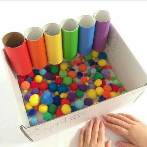 Colors Games Pom Pom Drop, Maluchy Montessori, Recycled Crafts Kids, Easy Toddler Activities, Baby Play Activities, Baby Learning Activities, Preschool Fine Motor, Preschool Art Activities, Aktivitas Montessori