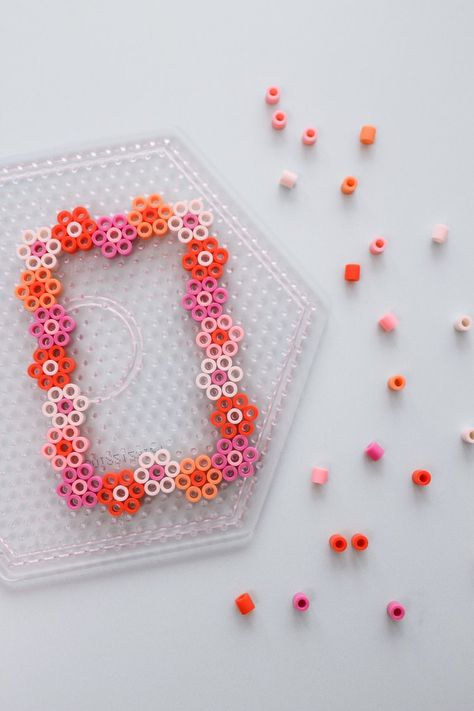 Octagon Perler Bead Patterns, Perler Beads Daisy, Perler Bead Patterns Preppy, Perler Bead Display Ideas, Perler Bead Words, Perler Bead Bracelet Diy, Pearler Bead Jewelry Ideas, Aquabeads Ideas Aesthetic, Perler Bead Polaroid Frame