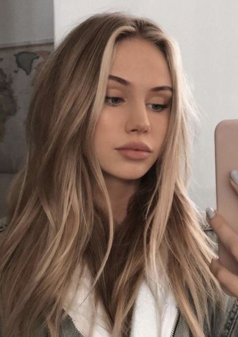 Hi there. I'm in a bit of a pickle here. I currently have fairly dark brown hair at the moment, but I'm wanting to go blonde. I have an idea of how t Dark Blonde Balayage, Blond Hairstyles, Graduation Hair, Blonde Highlights On Dark Hair, Kadeřnické Trendy, Blonde Fashion, Blond Balayage, Vlasové Trendy, Cool Blonde Hair