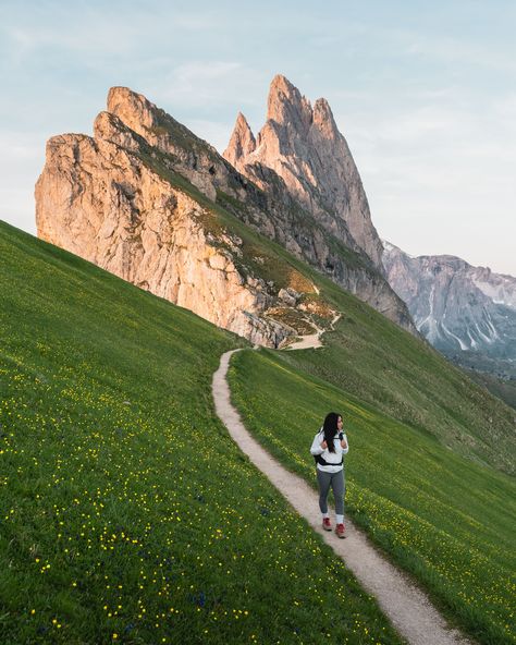 Classic hiking trails across the United Kingdom, from Skye, the Lake District and Snowdonia to the West Highland Way... Les Continents, The Dolomites, Voyage Europe, Hiking Travel, Destination Voyage, Best Hikes, Hiking Trip, Travel Inspo, International Travel