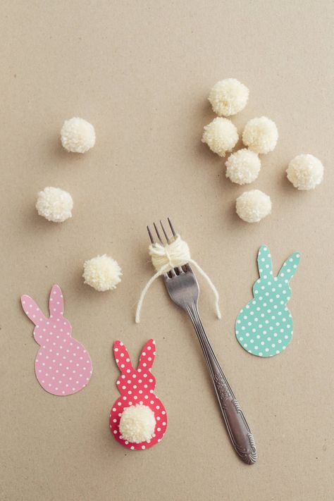 Påskeaktiviteter For Barn, Pom Pom Bunnies, Easter Crafts For Adults, Easter Garland, Easy Easter Crafts, Easter Bunny Crafts, Pom Pom Crafts, Diy Candy, Easter Crafts Diy