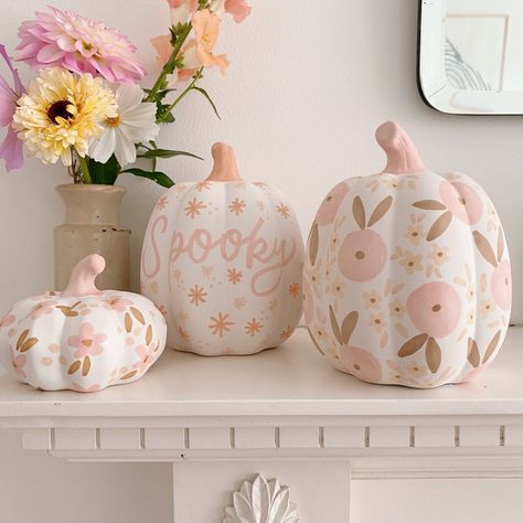 Cute Painted Pumpkin Ideas, Easy Pumpkin Painting, Pumpkin Painting Party, Creative Pumpkin Painting, Creative Pumpkin Decorating, Halloween Decor Diy, Halloween Pumpkin Designs, Pumpkin Painting Ideas, Halloween Pumpkins Painted