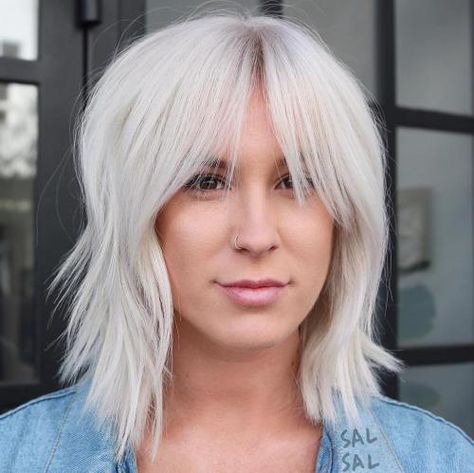 Layered Platinum Bob With Bangs Edgy Haircuts For Fine Hair, Platinum Shag, Platinum Bob, Long Bob Cuts, Long Bob With Bangs, Edgy Haircuts, Corte Bob, Bangs With Medium Hair, Bob Haircut With Bangs