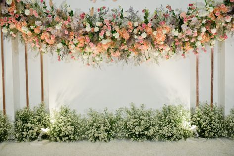 Flower Backdrop Wedding, Gold Backdrop, Flower Wall Backdrop, Party Photography, Engagement Party Decorations, Studio Props, Balloon Flowers, Wall Backdrops, Stage Decorations