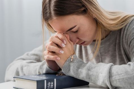 Woman Praying Aesthetic, Woman Praying Photography, Praying Woman Photography, Prayer Images Pictures, Reading Bible Photography, Pray Images, Woman Praying Images, Praying Images, Praying Photo