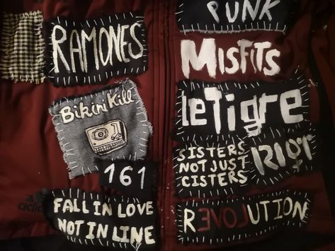 Punk Blazer Diy, Battle Jacket Diy Punk Patches, Patch Ideas Diy Punk, Diy Band Patches, Homemade Patches Punk, Diy Punk Patches Ideas, Patches Diy Punk, Patches Ideas Punk, Punk Diy Patches