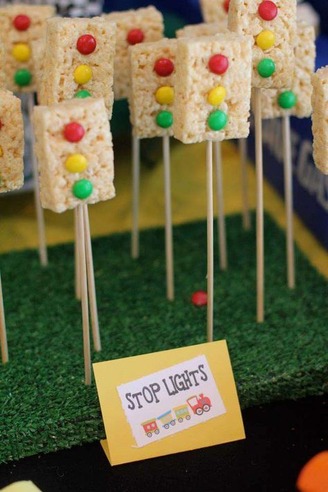 Stop light Rice Krispie treats at a transportation birthday party! See more party ideas at CatchMyParty.com! Cars Birthday Party Food, Compleanno A Tema Hot Wheels, Birthday Party Food Ideas, Transportation Birthday Party, Hotwheels Birthday Party, Cars Birthday Party, Transportation Party, Festa Hot Wheels, 2nd Birthday Party For Boys