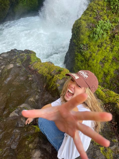 Hiking pictures, waterfall, silly pics, cute pictures, Instagram inspo, nature, oregon, granola girl. Waterfall Hiking Pictures, Granola Captions Instagram, Waterfalls Picture Ideas, Oregon Picture Ideas, Hiking Inspo Pictures, Hike Pictures Ideas, Camping Inspo Pics, Hiking Senior Pictures, Photos You Can Take Yourself