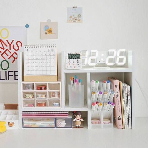 study desk decor Desk With Organizer, Desk Cute Ideas, Stationary Set Up, Small Desk Ideas Aesthetic, Desk Set Up, Desk Organization Ideas Aesthetic, Small Desk Decor, Desk Drawer Organization, Desk Organizer Ideas